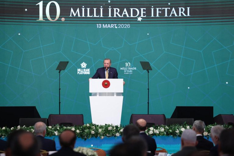 في حضور شخصيات مصرية معارضة..أردوغان يحذر في حفل إفطار من تداعيات الحرب على إيران