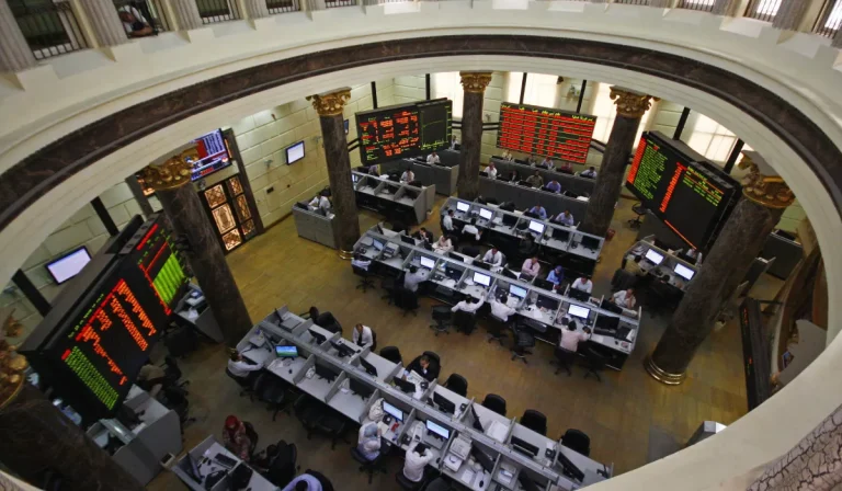 نزيف الأموال الساخنة يختبر صلابة الاقتصاد المصري وسط توترات إقليمية وضغوط استثمارية متصاعدة