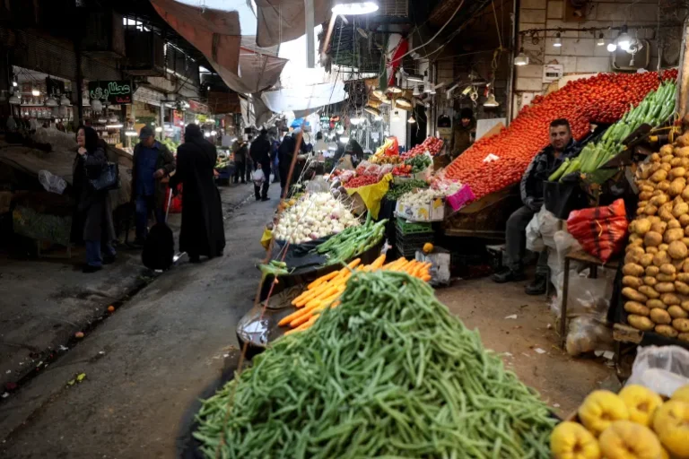 خريطة تآكل الدخول الحقيقية وتصاعد كلفة المعيشة اليومية داخل الأسواق المصرية المحلية