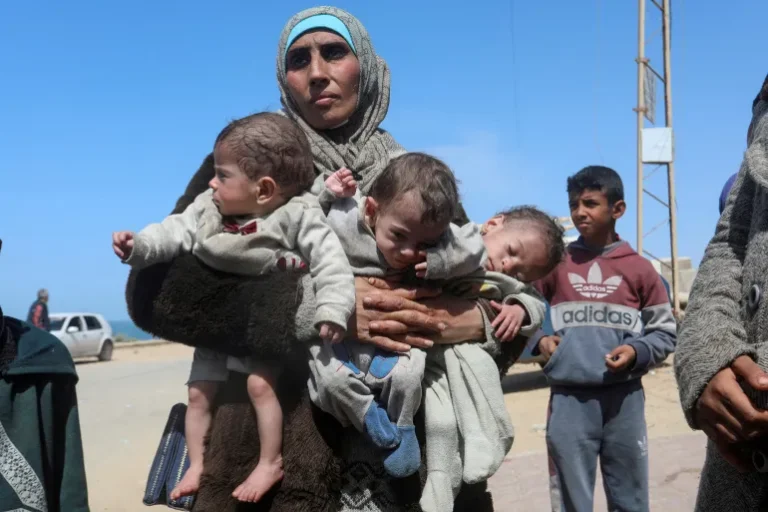 سياسات الحصار وتصعيد القتل تستهدف الطفولة الفلسطينية وسط غلاء معيشي وتدهور إنساني حاد