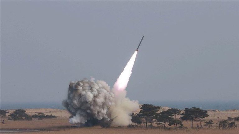الحوثيون يبررون استهداف إسرائيل: تحركنا العسكري نتيجة فشل مجلس الأمن وتصاعد العدوان في المنطقة