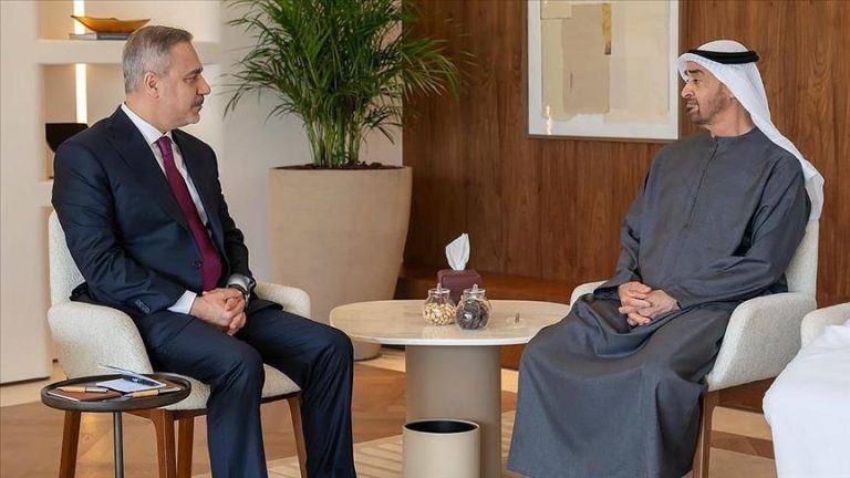 محمد بن زايد يستقبل وزير الخارجية التركي في أبوظبي وسط تحركات دبلوماسية إقليمية
