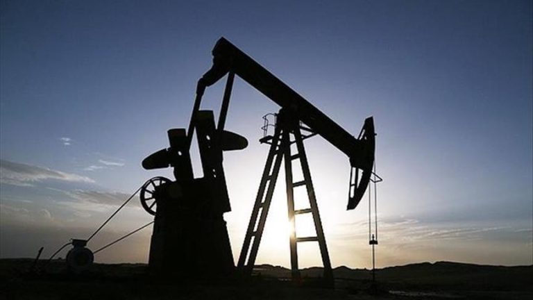 بلومبرغ: السعودية والعراق والإمارات والكويت تخفض إنتاج النفط بنحو 6.7 ملايين برميل يوميًا وسط اضطراب الأسواق