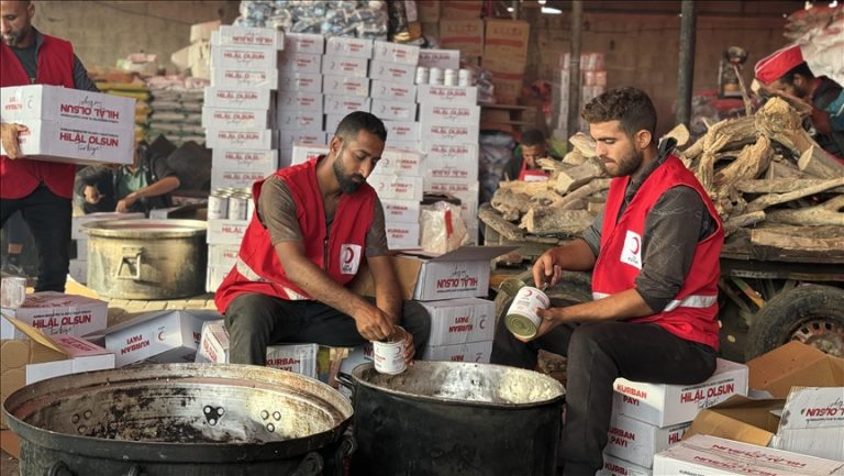 الهلال الأحمر التركي يوزع وجبات يومية على 60 ألف شخص في غزة ويواصل دعم المحتاجين في سوريا خلال رمضان