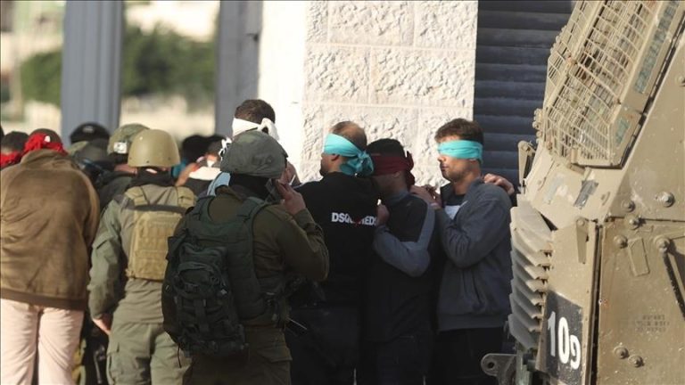 الجيش الإسرائيلي يعتقل 35 فلسطينياً بينهم صحفي خلال اقتحامات واسعة في الضفة الغربية