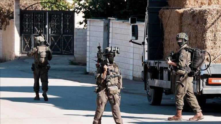 تصعيد جديد في الضفة الغربية.. اعتقال 40 فلسطينياً بينهم صحفي وفتاة وسط توسع حملات المداهمة