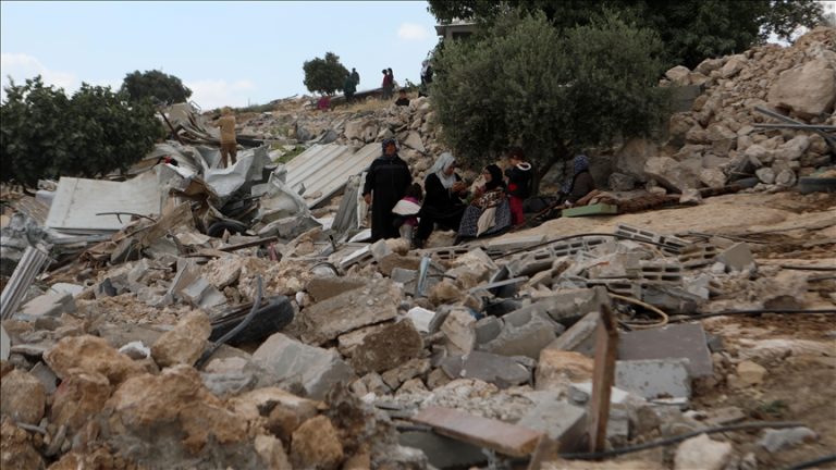 حصار قرية فلسطينية في الأغوار الشمالية وإحراق مساكن مهجّرة بعد تهجير سكانها