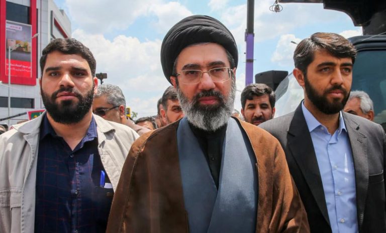 مسؤول إيراني لـ”رويترز”: مجتبى خامنئي أصيب لكنه يواصل عمله