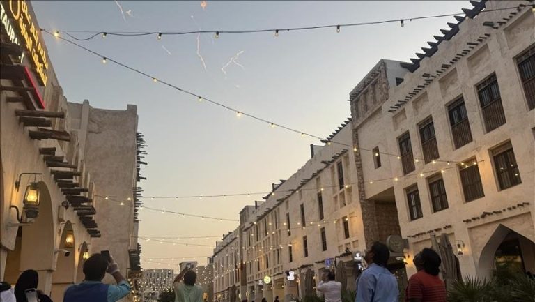 قطر تعلن التصدي لهجمة صاروخية وصفارات إنذار تنطلق في البحرين