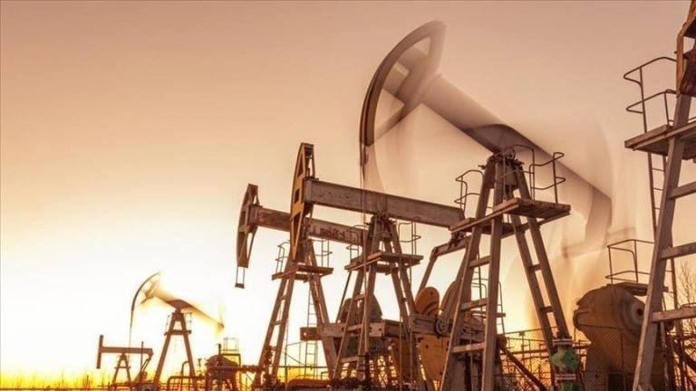 العراق يخفّض إنتاج نفط البصرة إلى 900 ألف برميل يوميًا وسط اضطراب الإمدادات وارتفاع الأسعار