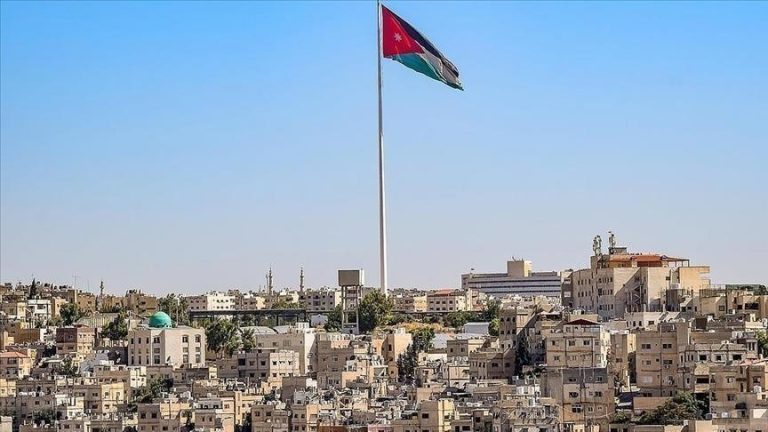 صفارات الإنذار تدوي في الأردن مع إطلاق صواريخ إيرانية باتجاه إسرائيل