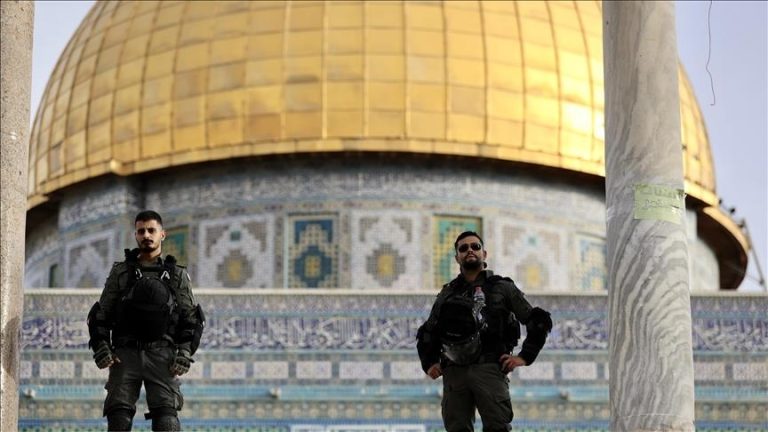 إغلاق المسجد الأقصى لليوم السابع يمنع الفلسطينيين من أداء صلاة الجمعة الثالثة من رمضان