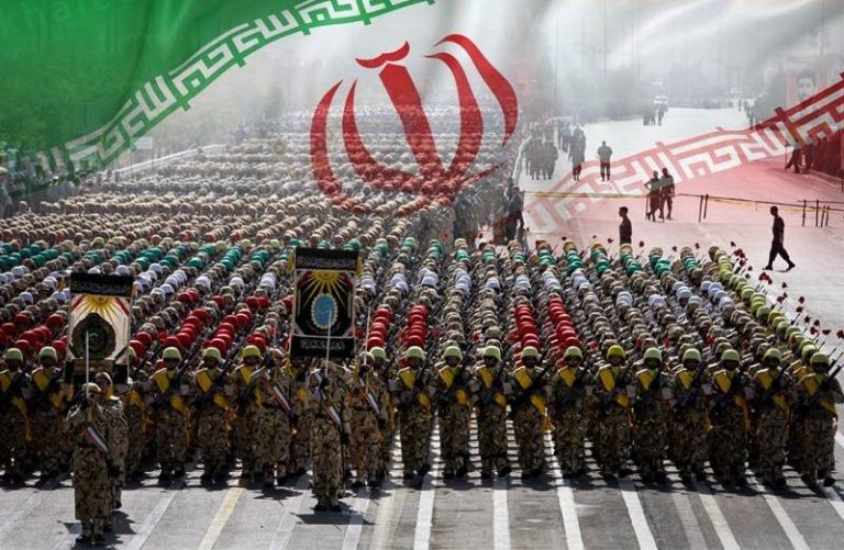 الحرس الثوري يهدد: سنحرق أي سفينة تحاول العبور من مضيق هرمز