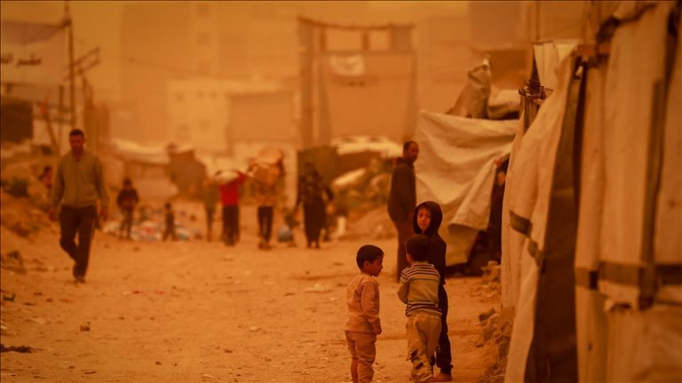 مصرع 3 فلسطينيين بينهم طفل إثر انهيار جدار على خيام نازحين في خان يونس