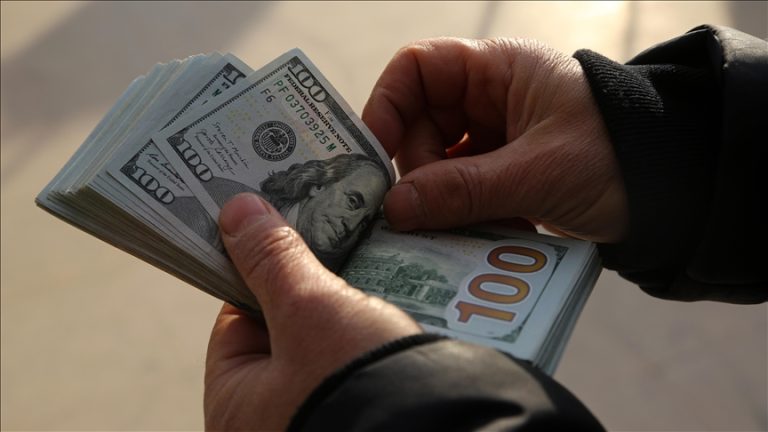 ارتفاع الدولار بدعم أسعار الطاقة والملاذات الآمنة مع استمرار الحرب على إيران