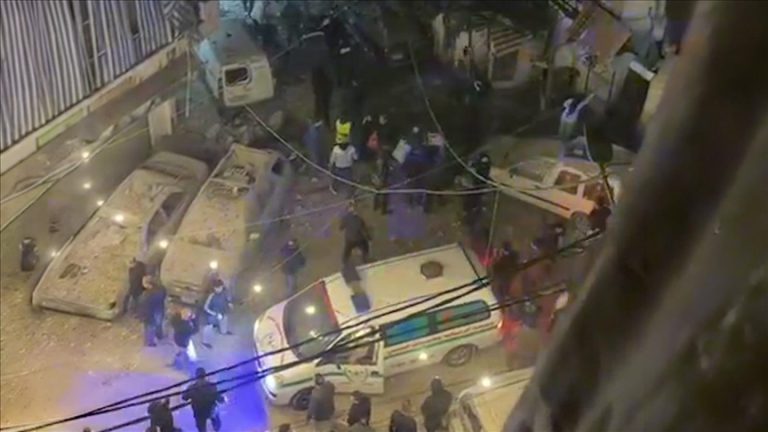 إصابة أكثر من 10 أشخاص في غارات إسرائيلية استهدفت شققًا سكنية في بيروت