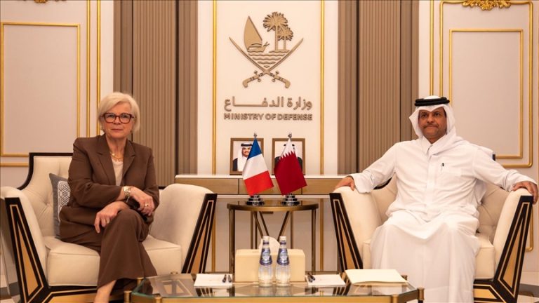 قطر وفرنسا تبحثان التعاون الدفاعي وتطورات التصعيد الإقليمي