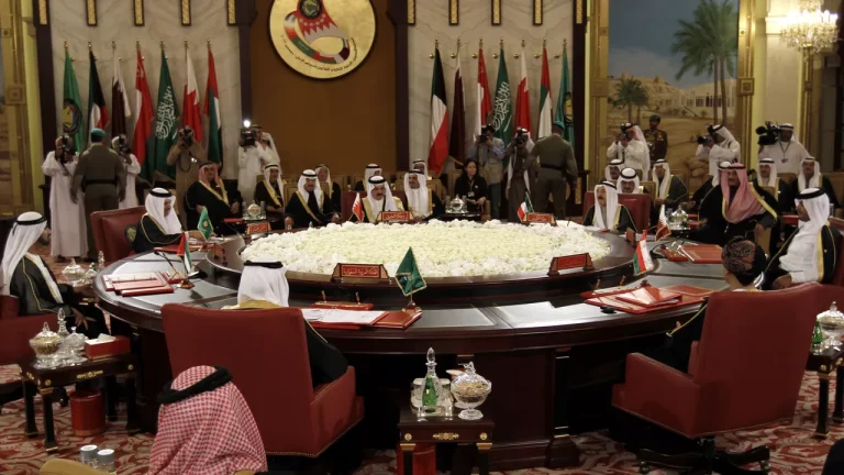 التعاون الخليجي: نرفض بشكل قاطع فرض رسوم عبور عبر مضيق هرمز