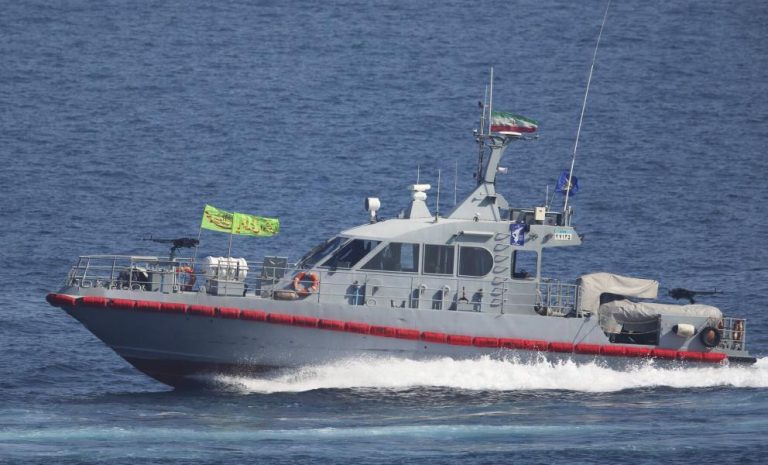 الحرس الثوري يحتجز سفينتين وينقلهما إلى إيران