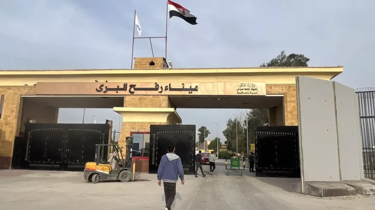 الهلال الأحمر الفلسطيني يعلن استئناف العمل في معبر رفح وإجلاء 27 مريضا
