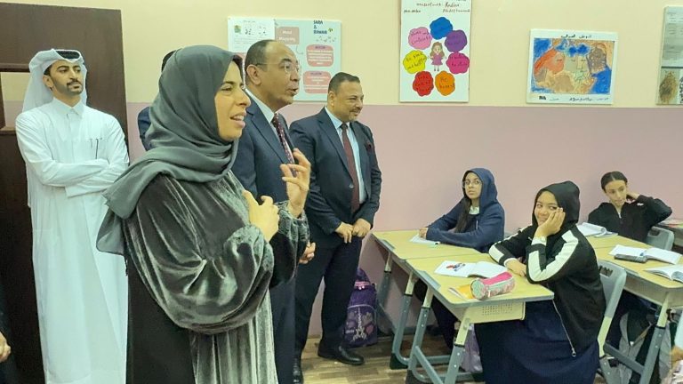 وزيرة التعليم لولوة الخاطر تزور مدرسة مصرية في قطر