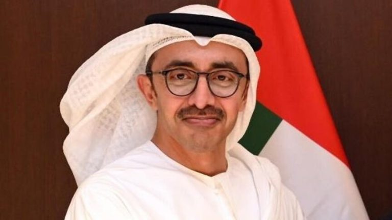 عبد الله بن زايد يبحث مع وزراء خارجية عدة دول تطورات المنطقة بعد إعلان هدنة أمريكية إيرانية