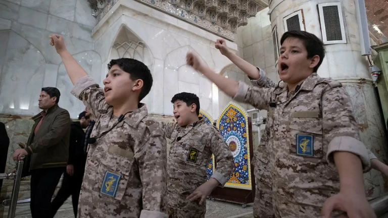 انتهاكات جسيمة تطارد طهران وسط تصاعد عمليات تجنيد الأطفال في إيران والحرس الثوري