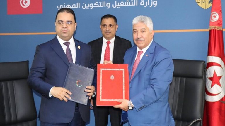 تونس وليبيا توقعان مذكرة تفاهم لتشغيل العمالة وتبادل الخبرات لمدة 5 سنوات