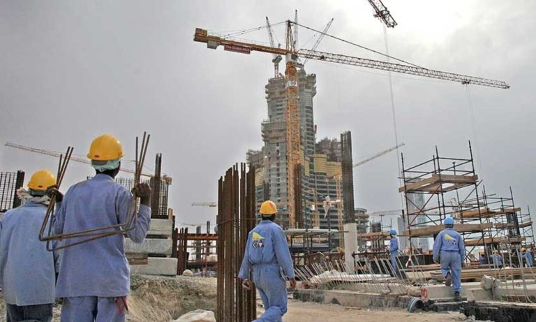 تطورات أوضاع العمالة المصرية في الإمارات وتأثيرات القرارات الإدارية الأخيرة على سوق العمل