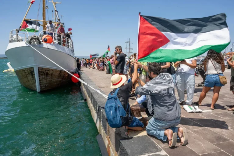 أسطول الحرية يواجه القرصنة الصهيونية في عرض البحر المتوسط دفاعا عن غزة