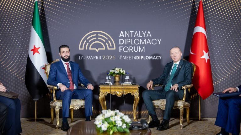 الرئيس أردوغان يلتقي أحمد الشرع في منتدى أنطاليا