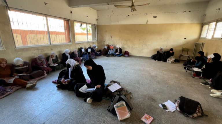 أزمة مستقبل طلاب غزة العالقين بين قيود معبر رفح وتدمير المنشآت التعليمية بالقطاع
