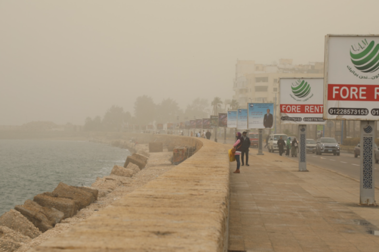 تداعيات التقلبات الجوية على مسار العملية التعليمية وخطط السلامة العامة في المحافظات المصرية