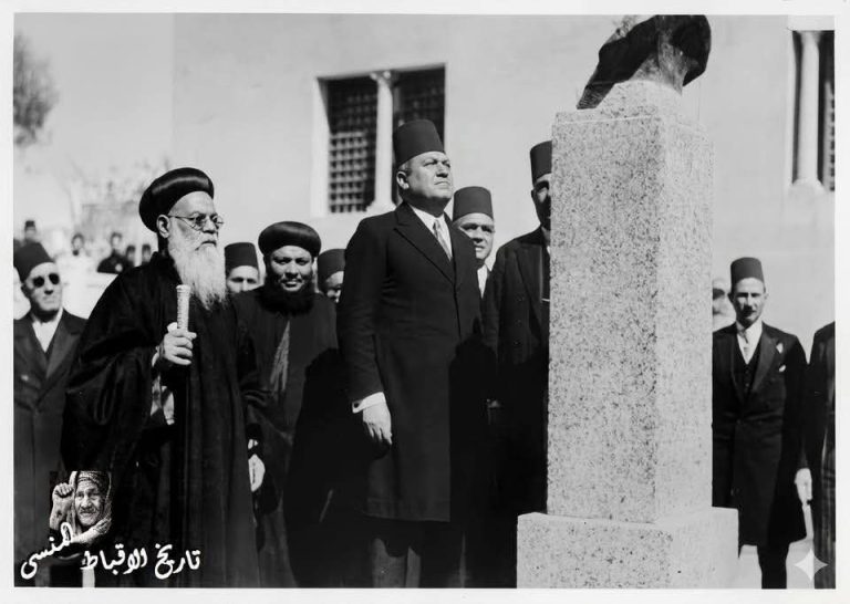صورة نادرة من عام 1947 تكشف لحظة تاريخية أمام تمثال مرقس باشا سميكة مؤسس المتحف القبطي