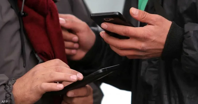 عزلة إيران الرقمية تتفاقم بفعل البطاقات البيضاء التي تثير أزمة طبقية إلكترونية