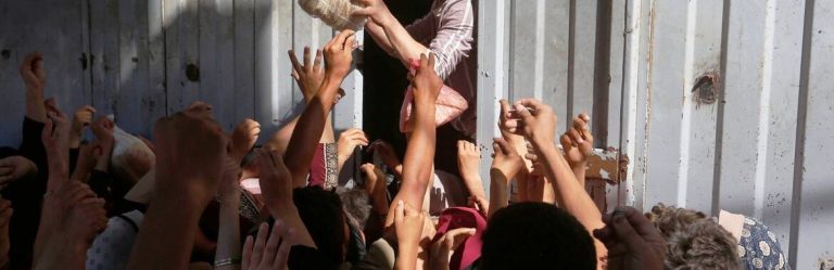 أزمة نقص الدقيق تهدد رغيف الخبز في فلسطين وتفاقم معاناة النازحين بقطاع غزة