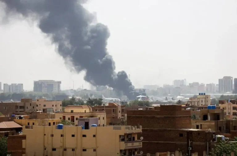 قصف مخيمات النازحين بدارفور يفاقم المأساة الإنسانية في السودان