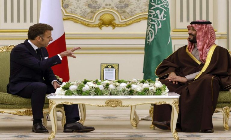 ولي عهد السعودية وماكرون يبحثان أمن الملاحة بعد التهدئة