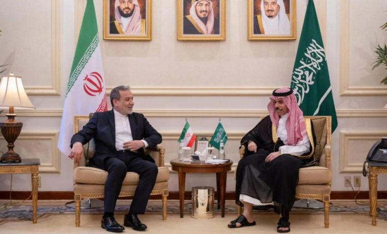 إيران تُطلع السعودية على مسار مفاوضاتها مع واشنطن
