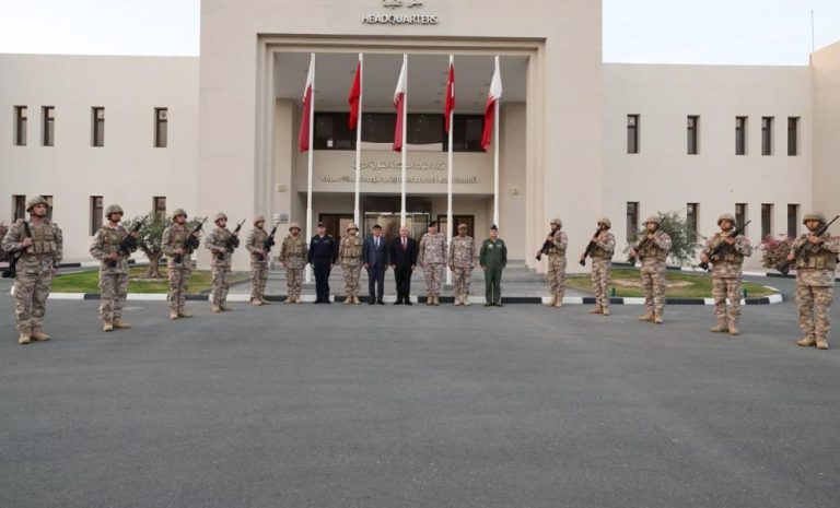 وزير الدفاع التركي يصل قطر في زيارة رسمية