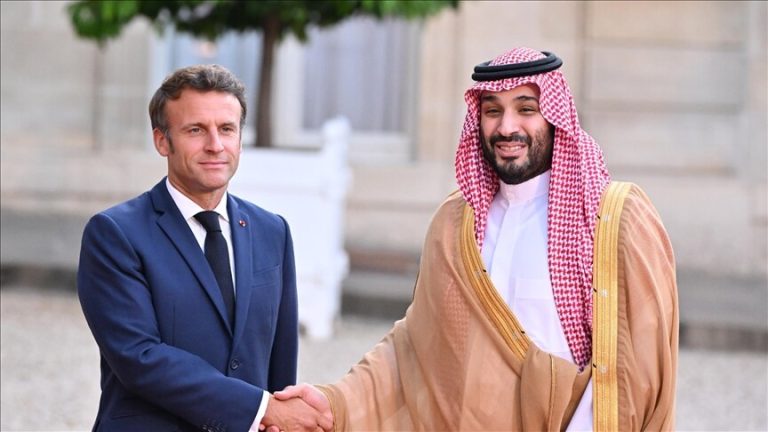 محمد بن سلمان وماكرون يبحثان تهديدات الملاحة وتداعيات هدنة واشنطن وطهران