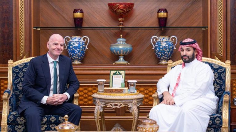 محمد بن سلمان يبحث مع رئيس “فيفا” تطوير التعاون الرياضي استعدادًا لمونديال 2034