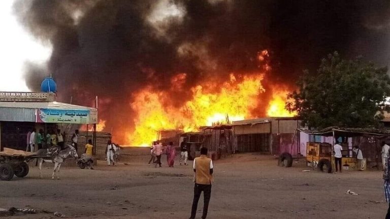مصرع 7 بينهم أطفال في حريق مروّع بمخيم نازحين في دارفور وتدمير مئات المساكن