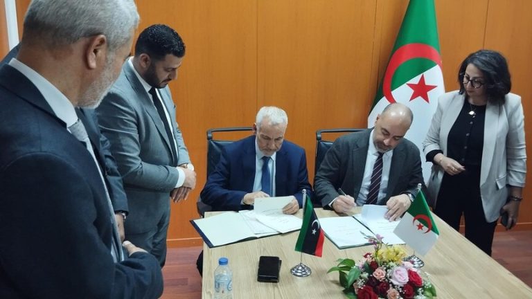 ليبيا والجزائر تستأنفان الرحلات الجوية بعد توقف 10 سنوات وتوقعان اتفاقًا للنقل الجوي