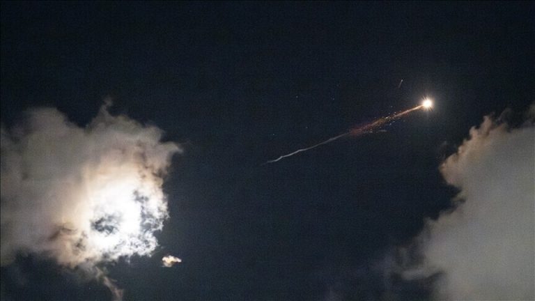 تقارير إيرانية: هجوم بمسيرات على سفن أمريكية بعد اعتراض واشنطن سفينة شحن في خليج عمان