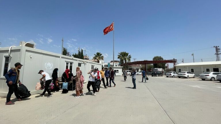 تركيا.. انخفاض عدد السوريين تحت الحماية المؤقتة إلى 2.29 مليون وتراجع بنسبة 38.5% خلال 5 سنوات