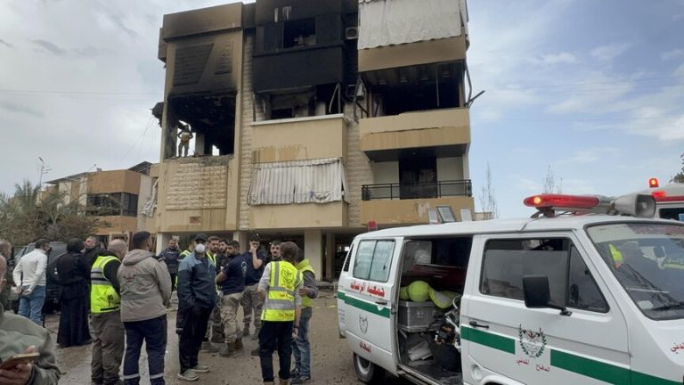 استشهاد الصحفية آمال خليل في غارة إسرائيلية جنوب لبنان وإصابة زميلتها.. ووزير الإعلام: جريمة موصوفة