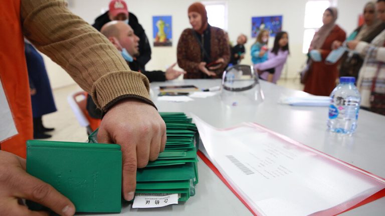 فلسطين تتجه اليوم إلى صناديق الاقتراع لاختيار الهيئات المحلية بمشاركة أكثر من مليون ناخب