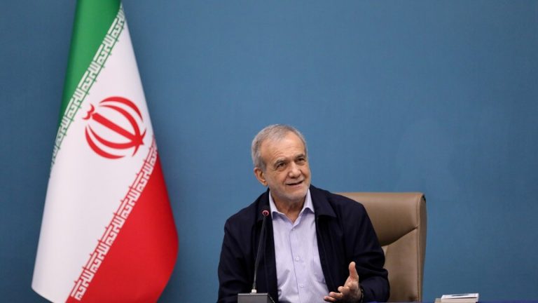 الرئيس الإيراني يثمن موقف مصر وتركيا في مواجهة الحرب الأمريكية الإسرائيلية