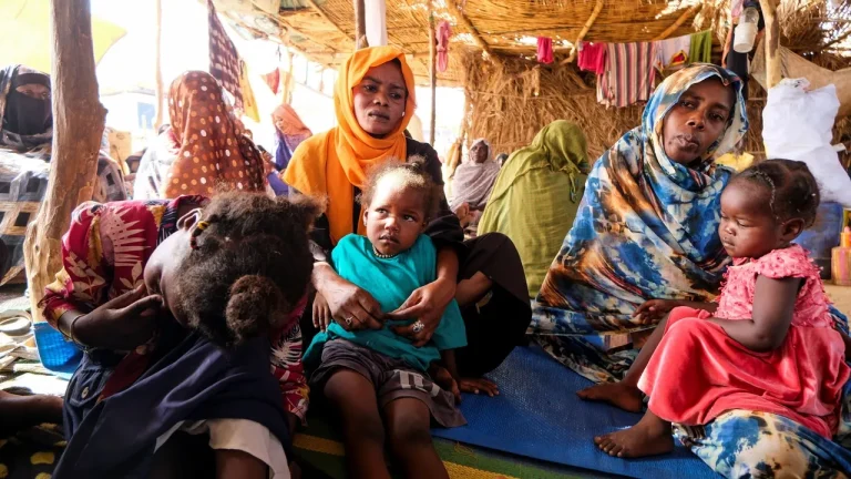 لوموند: السودان يعيش أكبر مأساة إنسانية حاليًا.. حرب الجنرالين تدخل عامها الرابع وتُنذر بانفجار إقليمي
